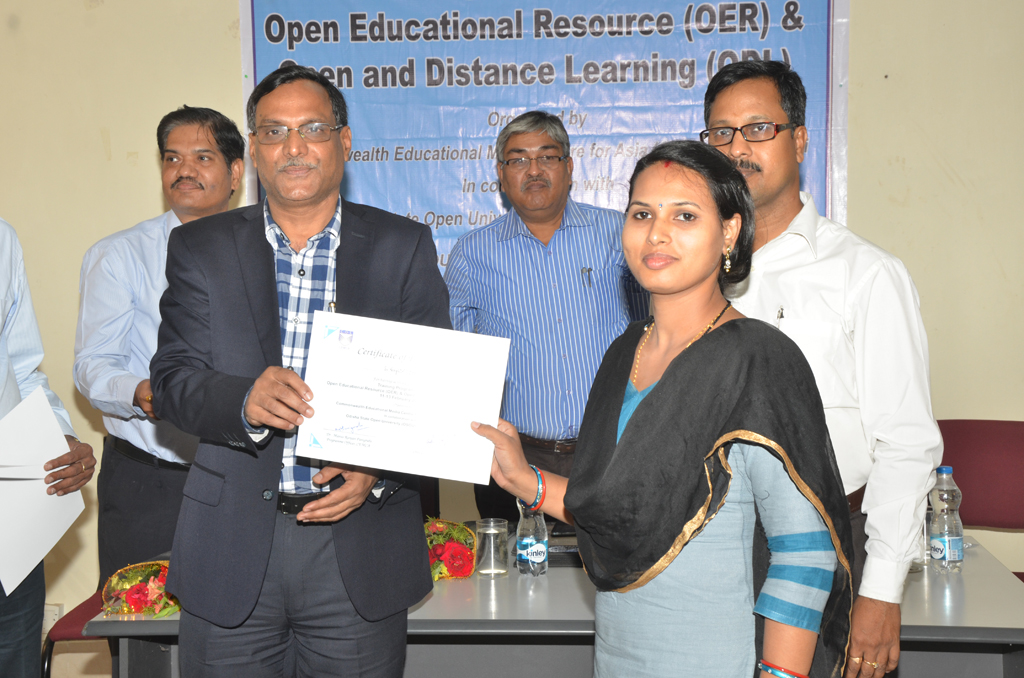 Certificate distribution of OER & ODL Training Programme